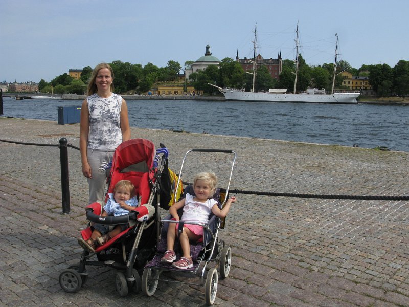 Bennas2010-3608.jpg - Malin and children at Stockholm.